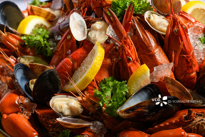 海鲜拼盘，包含螃蟹、淡水龙虾、虾和贻贝图片素材