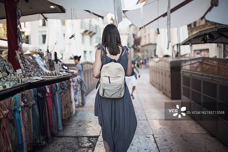 背包游览市场街道图片素材