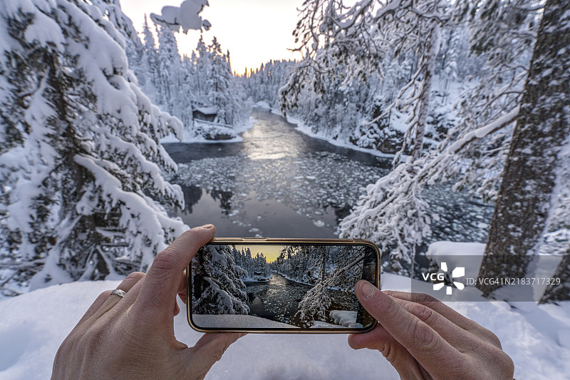 游客用智能手机拍摄Myllykoski磨坊图片素材