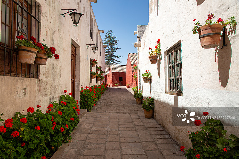 老石膏建筑的外观俯瞰鹅卵石街道。图片素材