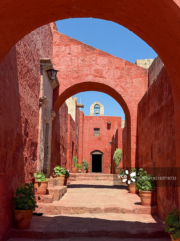 老石膏建筑拱门的特写细节。图片素材