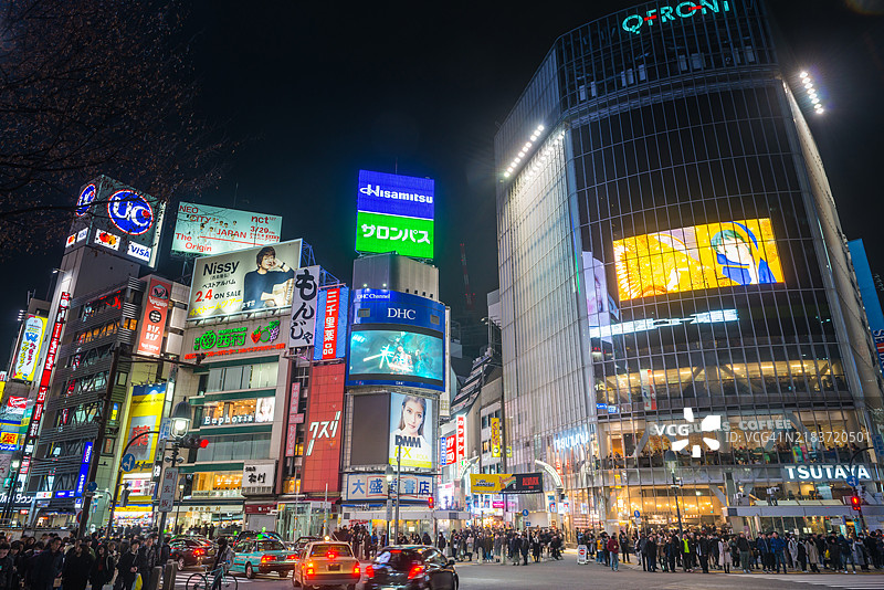 东京夜晚涩谷十字路口的人潮与交通图片素材