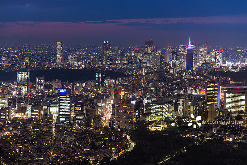东京夜景航拍照片，俯瞰新宿摩天大楼图片素材