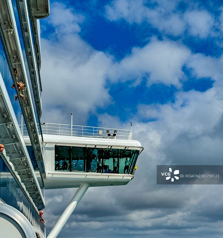 桥上的官员和阳台上的乘客观看邮轮在纳皮尔靠岸图片素材