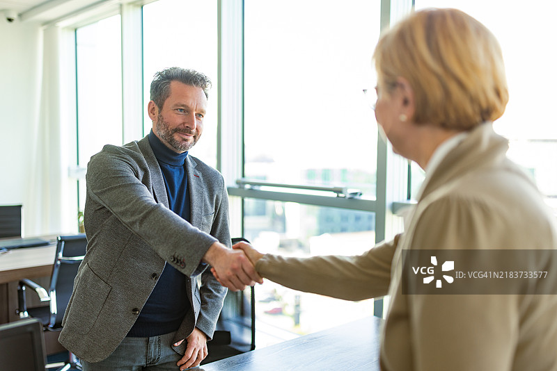 现代办公室中的专业握手图片素材