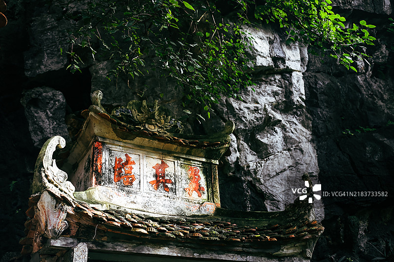 在越南宁平的山坡上建造的比奇洞寺（Bich Dong Pagoda）1428年图片素材