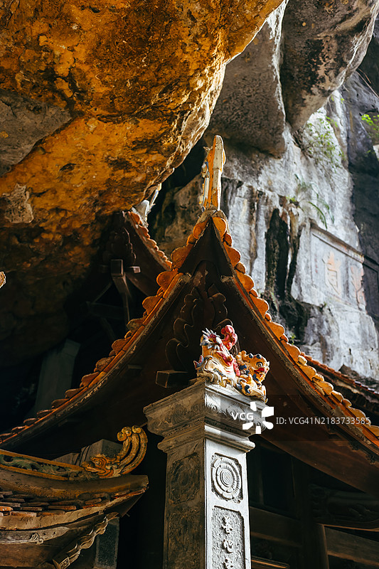 在越南宁平的山坡上建造的碧洞寺1428年图片素材