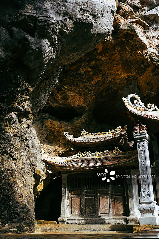 在越南宁平的山坡上建造的碧洞寺（Bich Dong Pagoda）1428年图片素材