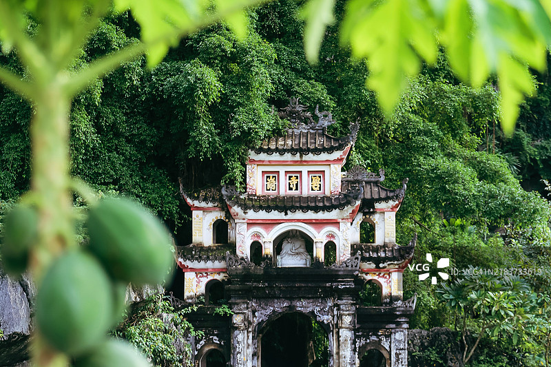 在越南宁平的山坡上建造的碧洞寺1428年图片素材