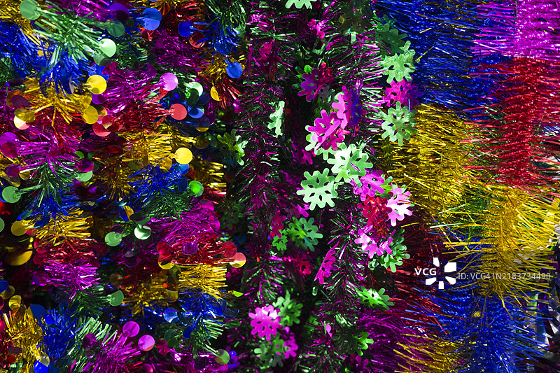 五彩缤纷的蓝色、黄色和红色亮片，用于节日、活动和圣诞装饰图片素材