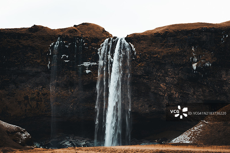 冰岛秋季瀑布塞尔雅兰德斯瀑布倾泻而下图片素材