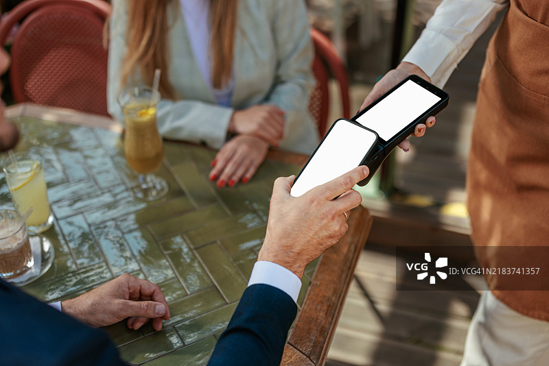 商人在餐厅进行移动支付图片素材