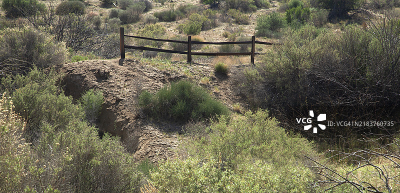 木栅栏在莫龙戈保护区的不平坦地形中提供安全保障。图片素材