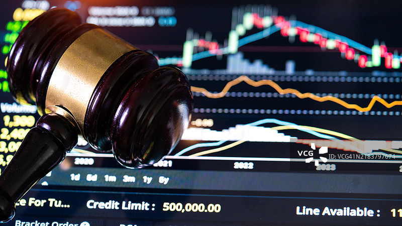 用锤子敲打的钱，股票市场图表，投资概念图片素材