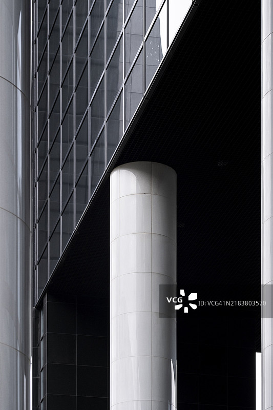 现代建筑的特写，展现几何线条和柱子，位于荷兰南荷兰省鹿特丹。图片素材