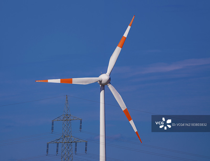 德国下萨克森州萨尔茨吉特的施哈特·孔拉德风电场，风力涡轮机与高压铁塔及电力线路图片素材