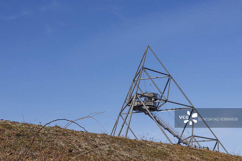 德国鲁尔区博特罗普一座金字塔的侧面，背景是蓝天和山丘。图片素材