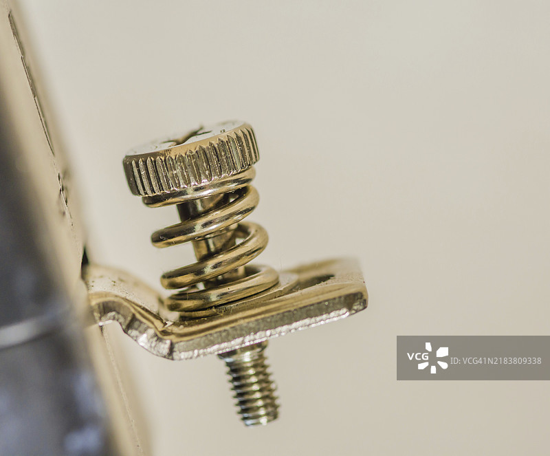 韩国某乐器的螺丝和弹簧机制特写图片素材