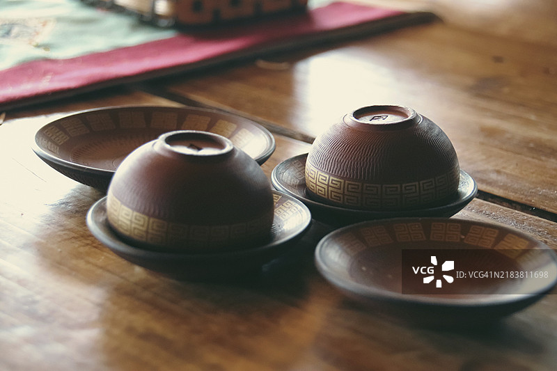 传统亚洲茶道布置，木桌上摆放着茶碗图片素材
