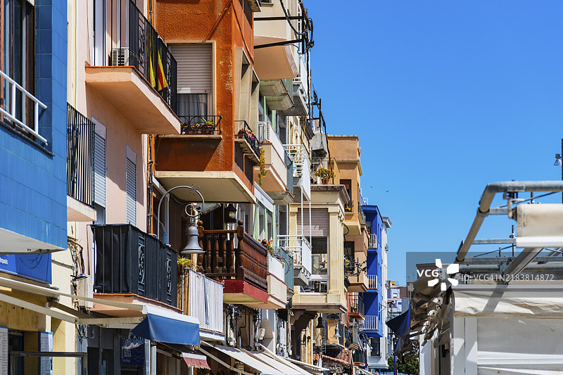 西班牙塔拉戈纳的老港口区El Serallo色彩斑斓的渔民房屋和餐馆图片素材