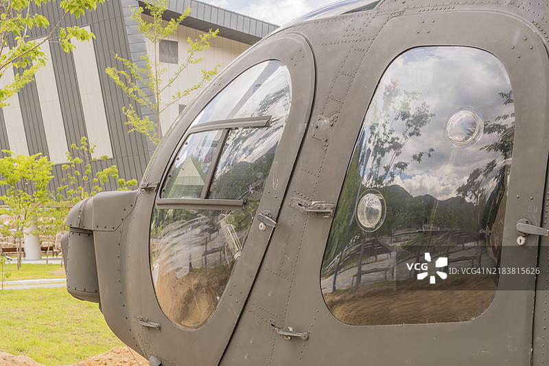 韩国公园展出的朝鲜战争军用直升机左侧门和前方遮篷特写图片素材