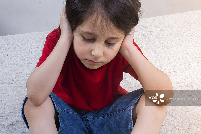 情感智力和深思的男孩看起来很孤独图片素材