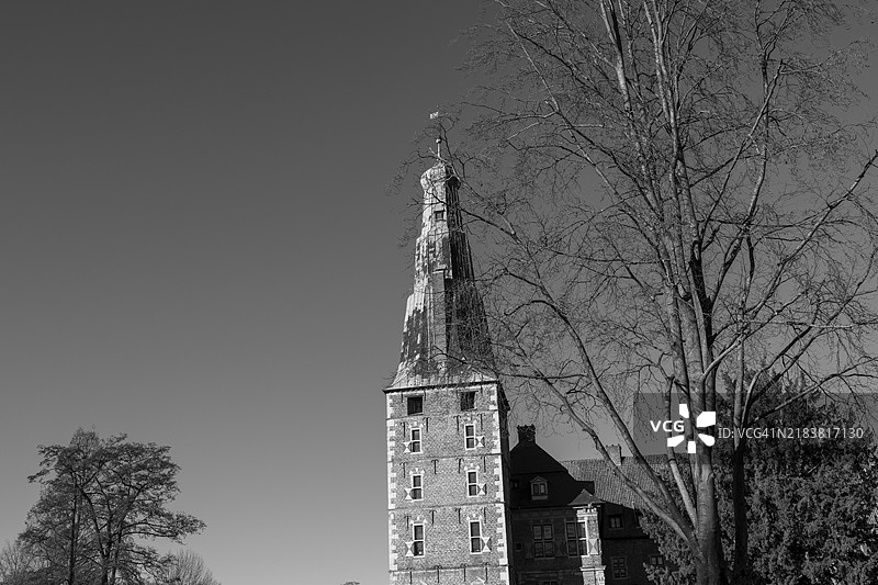 黑白色调的历史城堡塔楼，光秃的树木，强烈的对比和清晰的结构，拉斯费尔德，明斯特地区，西法伦，德国图片素材