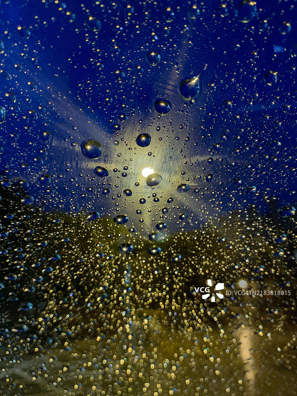 窗户上的雨滴图片素材
