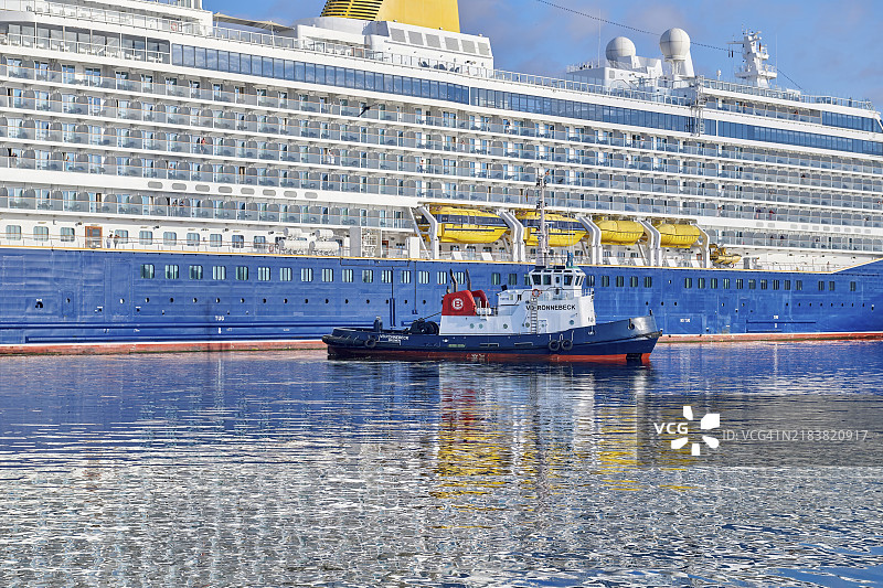 游轮“发现之灵”抵达德国梅克伦堡-前波美拉尼亚州维斯马尔的老港口，首次停靠。图片素材