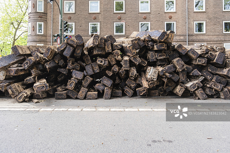 杜塞尔多夫，德国，欧洲的电车线路施工现场，轨道和铁路枕木正在更换，堆放在路上。图片素材