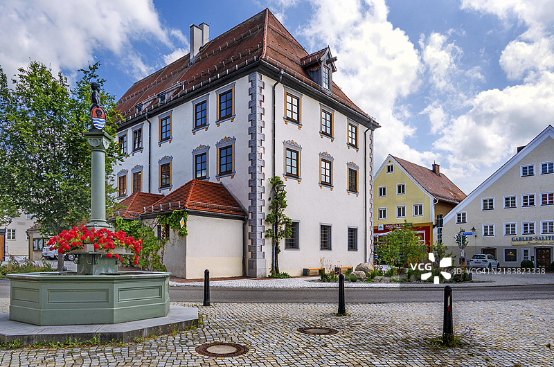 德国巴伐利亚州奥伯君茨堡的市政厅与莫伦喷泉，阿尔高地区，欧洲图片素材