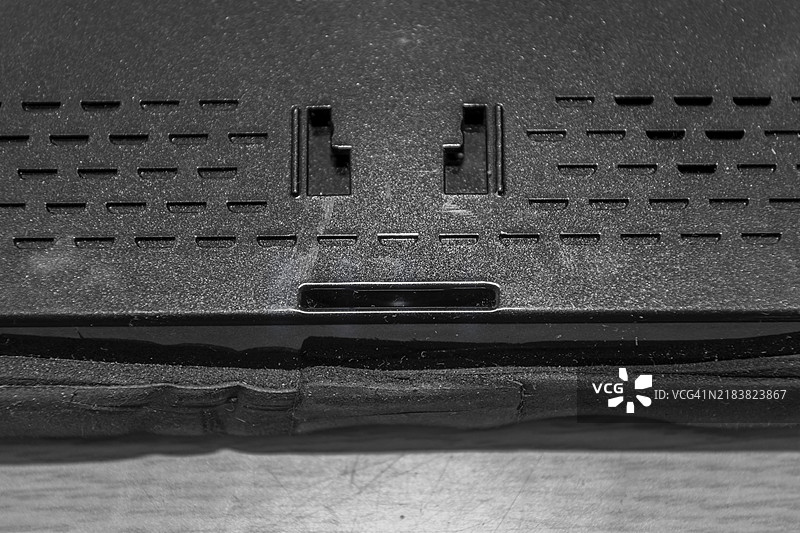 汽车导航系统背面的安装板和扬声器孔特写图片素材