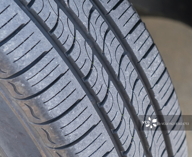 阳光明媚的韩国，新轮胎的汽车轮胎花纹特写图片素材