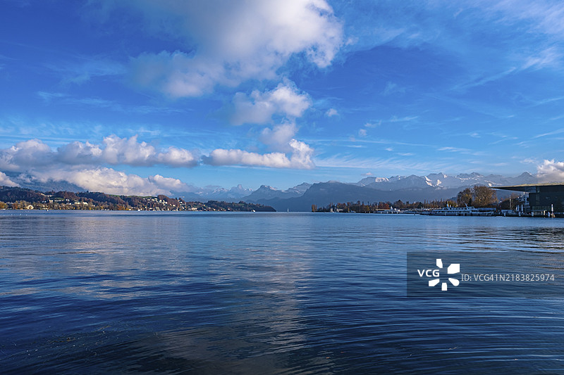 瑞士卢塞恩的卢塞恩湖，背景是山脉风景，蓝天白云。图片素材