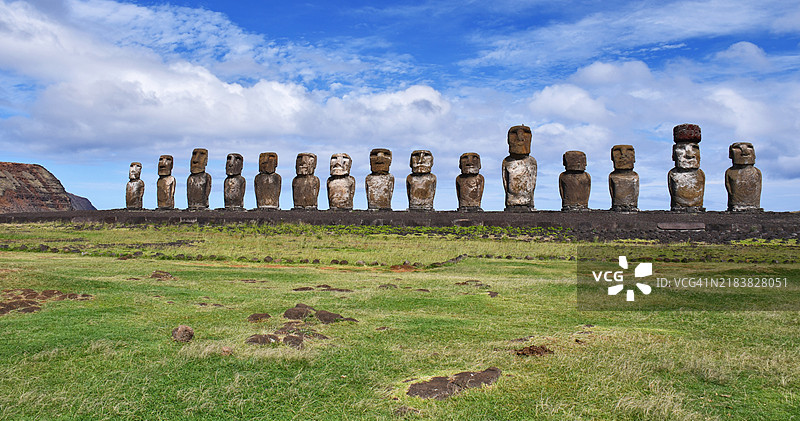 拉帕努伊（复活节岛，智利）阿胡·通加里基的摩艾石像全景图片素材