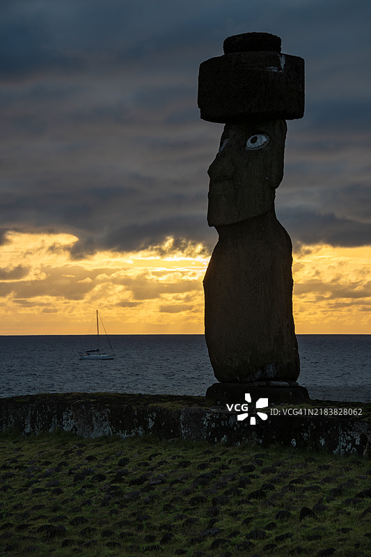 拉帕努伊（复活节岛，智利）日落时的阿胡·科·特·里库摩艾和太平洋图片素材
