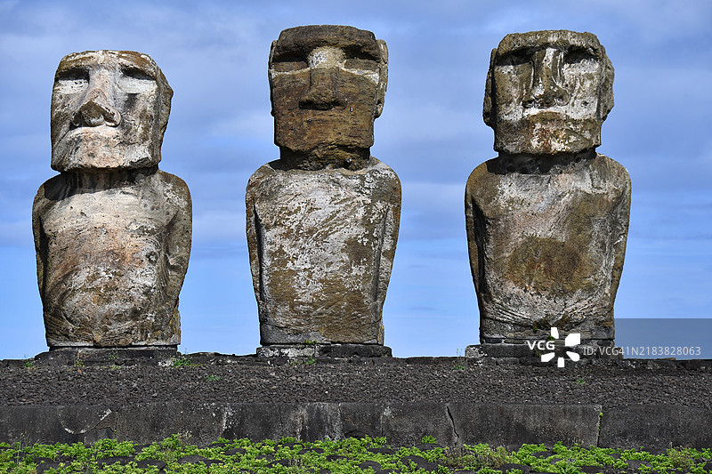 拉帕努伊（复活节岛，智利）上的阿胡·通加里基摩艾石像图片素材