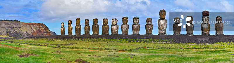 拉帕努伊（复活节岛，智利）阿胡·通加里基的摩艾石像全景图片素材