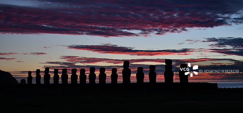 拉帕努伊（复活节岛，智利）阿胡·通卡里基的全景日出与摩艾石像图片素材