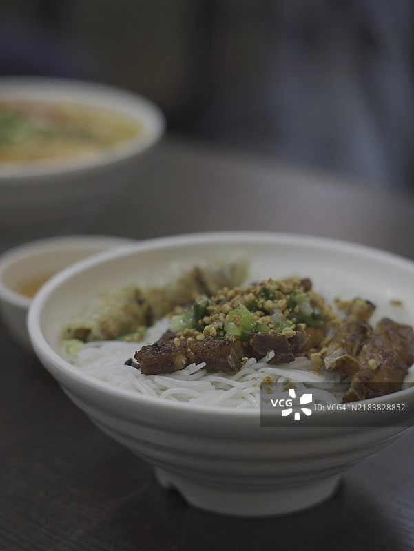 越南菜，餐厅里的肉类米粉图片素材