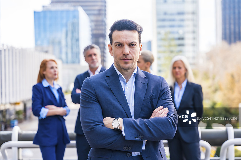 现代商业区的商务团队高管肖像图片素材