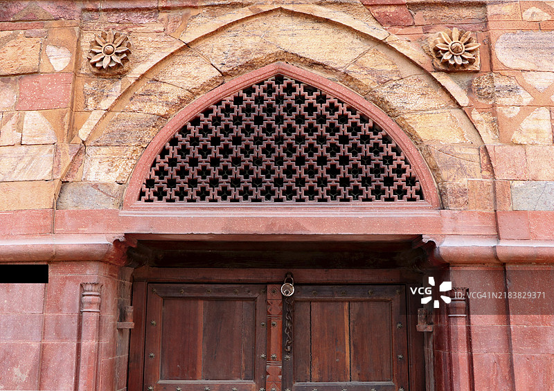莲花图案，复古门和古老的锁系统，库塔布塔，德里图片素材