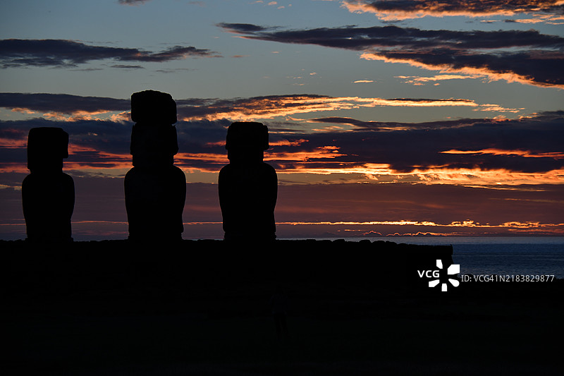 拉帕努伊（复活节岛，智利）阿胡·通加里基日出与摩艾石像图片素材