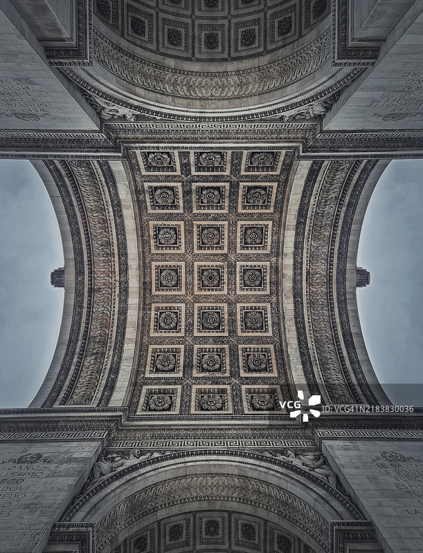 巴黎凯旋门下方的特写视图，展示了著名地标凯旋门的建筑细节和华丽的天花板图案。图片素材