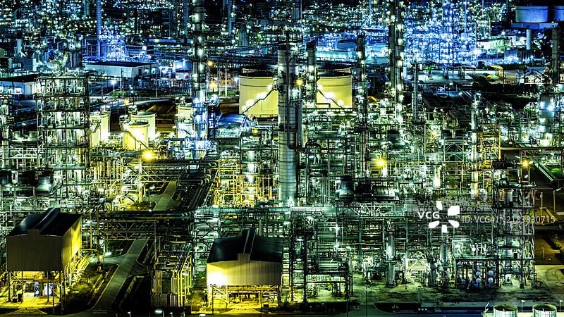 夜间石化工业炼油厂的鸟瞰图。图片素材