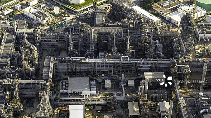 石油炼油厂的鸟瞰图。图片素材