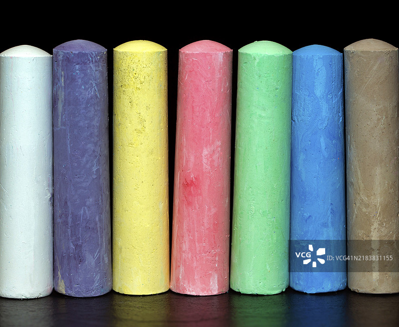 粉彩颜色的蜡笔，工作室拍摄，黑色背景图片素材