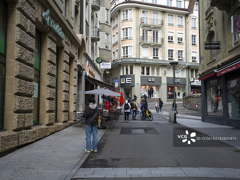 洛桑市中心街道上的人们图片素材