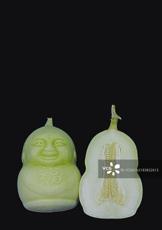 佛像形状的瓜，黑色背景下的摄影作品图片素材