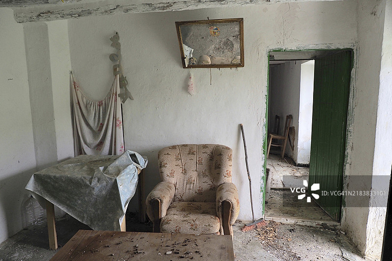 废弃的老庄园，空无一人的房子，失落的地方，废弃房屋中的扶手椅，西班牙安达卢西亚，欧洲图片素材